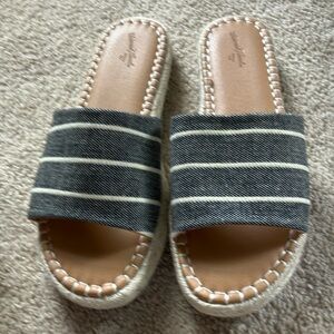 Universal Thread black and cream sandals NWB